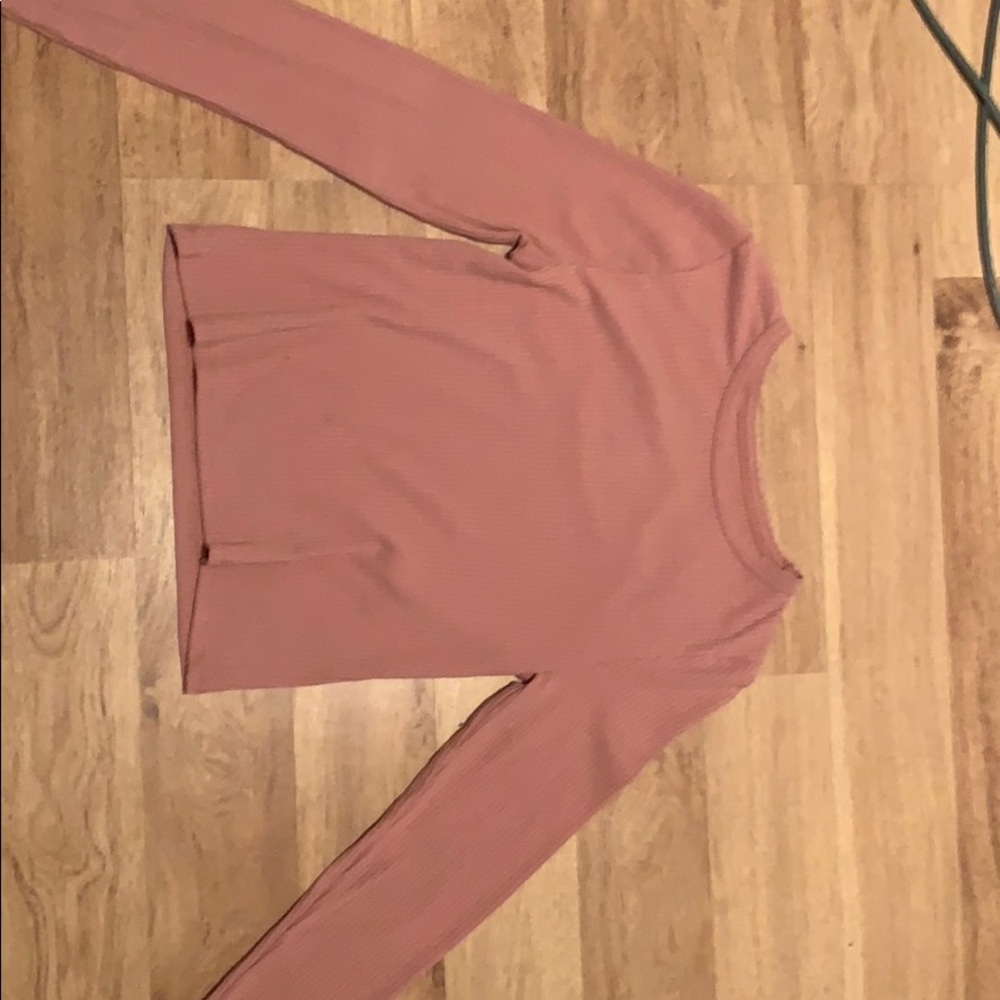 Dark pink cropped long sleeve top.